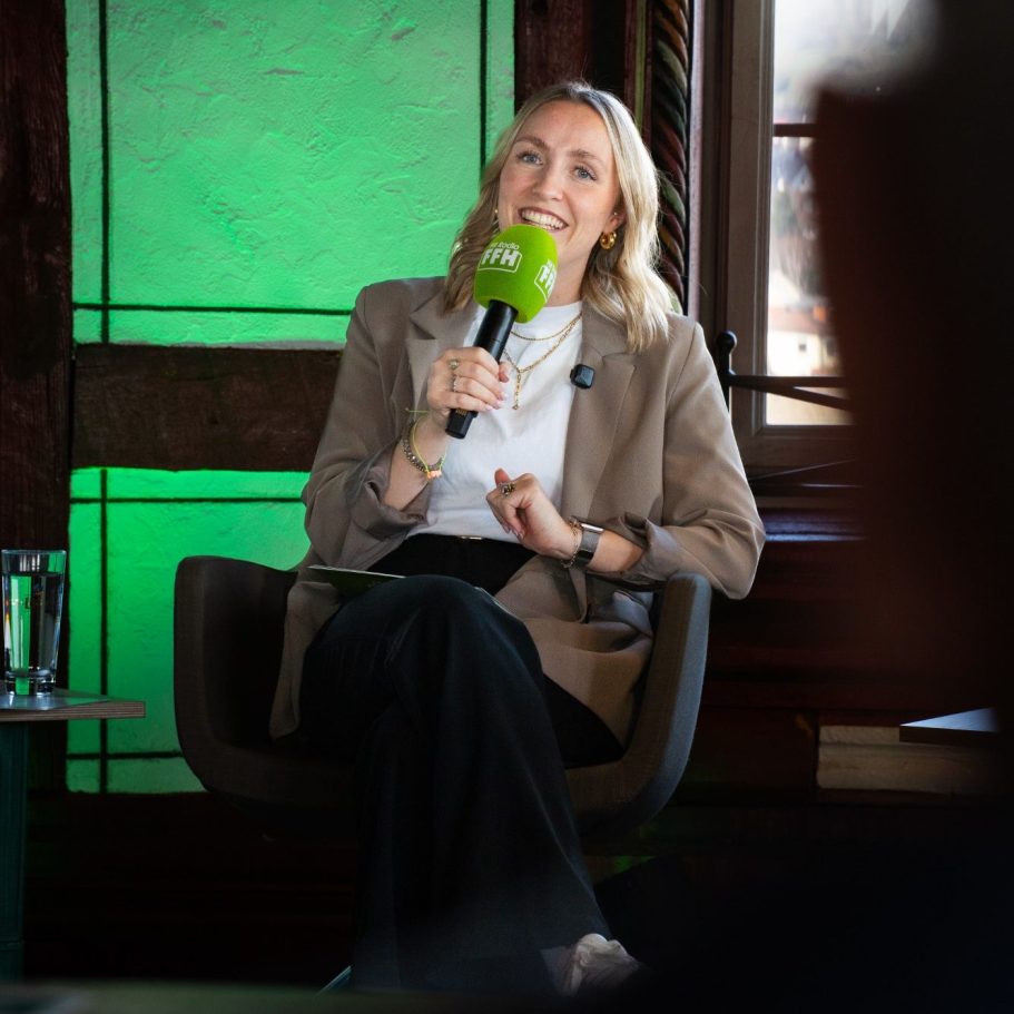 FFH X LICHER FFH-Moderatorin Anne Köppen bei einem Event zusammen mit HIT RADIO FFH und der Licher Privatbrauerei